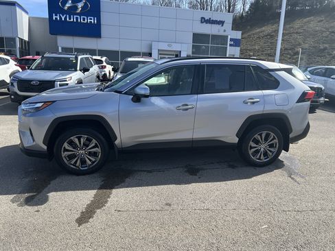 Used 2022 Toyota RAV4 XLE Premium image 18