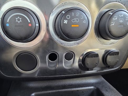 Used 2009 HUMMER H3T Luxury image 17