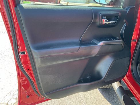 Used 2017 Toyota Tacoma TRD Off-Road image 28