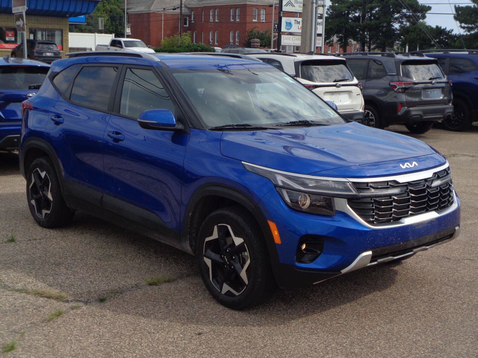 Used 2025 Kia Seltos S AWD/4WD image 3