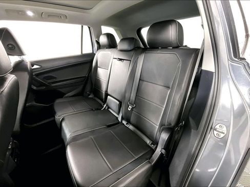 Used 2021 Volkswagen Tiguan SE w/ Panoramic Sunroof Package image 26