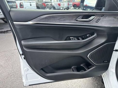 Used 2024 Jeep Grand Cherokee Overland w/ Luxury Tech Group IV AWD/4WD image 11