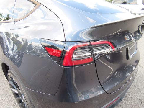 Used 2024 Tesla Model Y Long Range AWD/4WD image 12