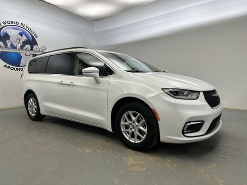 Used 2022 Chrysler Pacifica Touring-L image 13