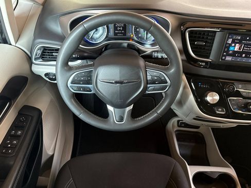 Used 2023 Chrysler Voyager LX FWD image 14