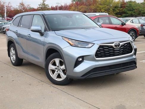 Used 2022 Toyota Highlander LE image 2