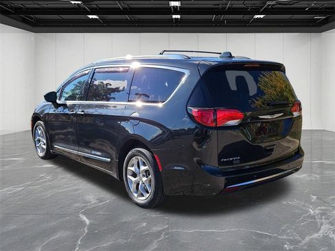 Used 2020 Chrysler Pacifica Touring-L image 3