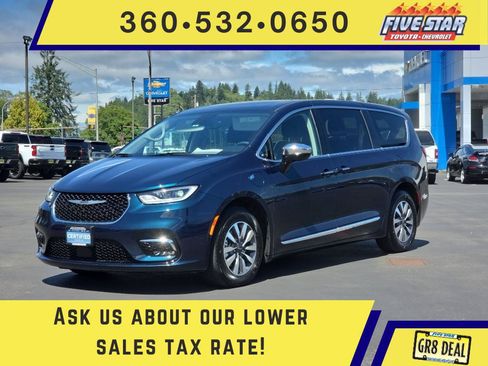 Used 2023 Chrysler Pacifica Limited FWD image 1