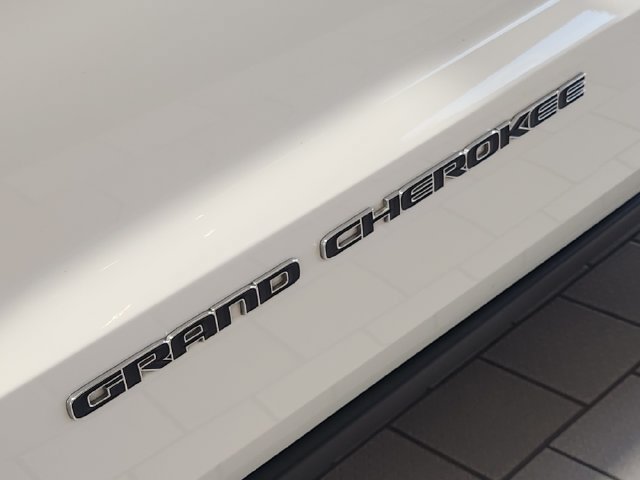Used 2020 Jeep Grand Cherokee Laredo RWD image 9
