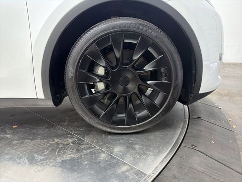 Used 2023 Tesla Model Y Long Range image 9