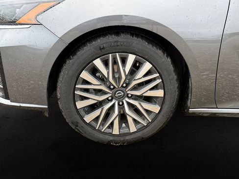 Used 2025 Nissan Altima 2.5 SV FWD image 12