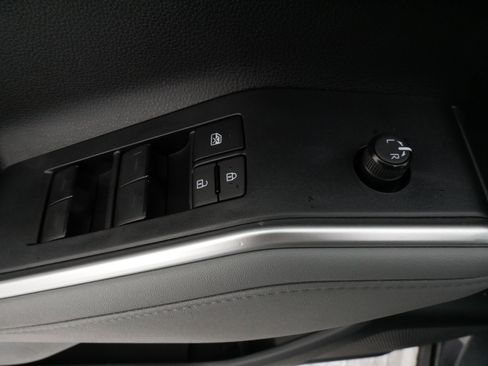 Used 2024 Toyota Highlander XLE image 19