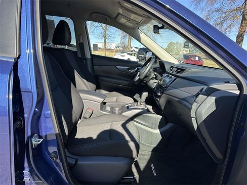 Used 2020 Nissan Rogue SV image 12