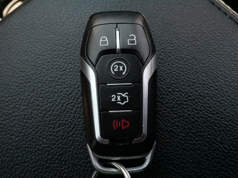 Used 2017 Ford Explorer XLT w/ Equipment Group 202A AWD/4WD image 31