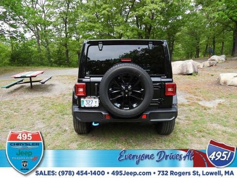 Used 2023 Jeep Wrangler Unlimited Sahara w/ Cold Weather Group AWD/4WD image 4