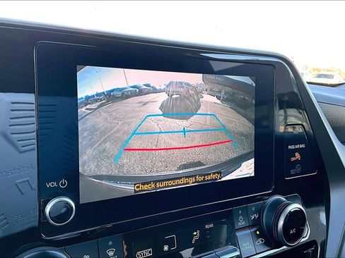 Used 2024 Toyota Highlander LE image 20