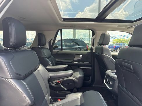 Used 2025 Ford Expedition Max Platinum w/ Driver's Package AWD/4WD image 8