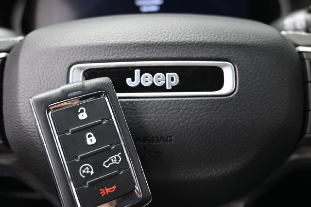 Used 2023 Jeep Grand Cherokee Limited w/ Black Appearance Package AWD/4WD image 46