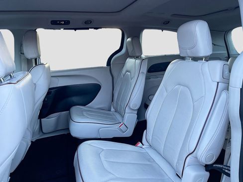 Used 2020 Chrysler Pacifica Limited FWD image 24