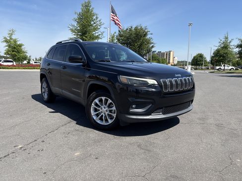 Used 2019 Jeep Cherokee Latitude w/ Cold Weather Group AWD/4WD image 2