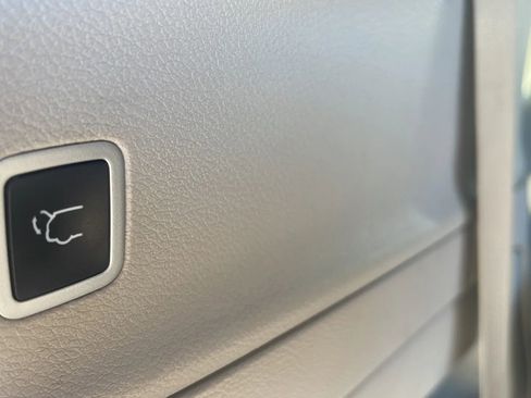 Used 2022 Chrysler Pacifica Touring-L image 8