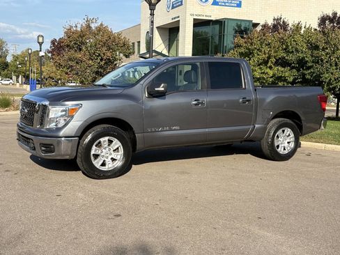 Used 2018 Nissan Titan SV image 16