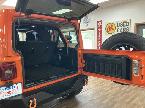 Used 2018 Jeep Wrangler Unlimited Sahara AWD/4WD image 17