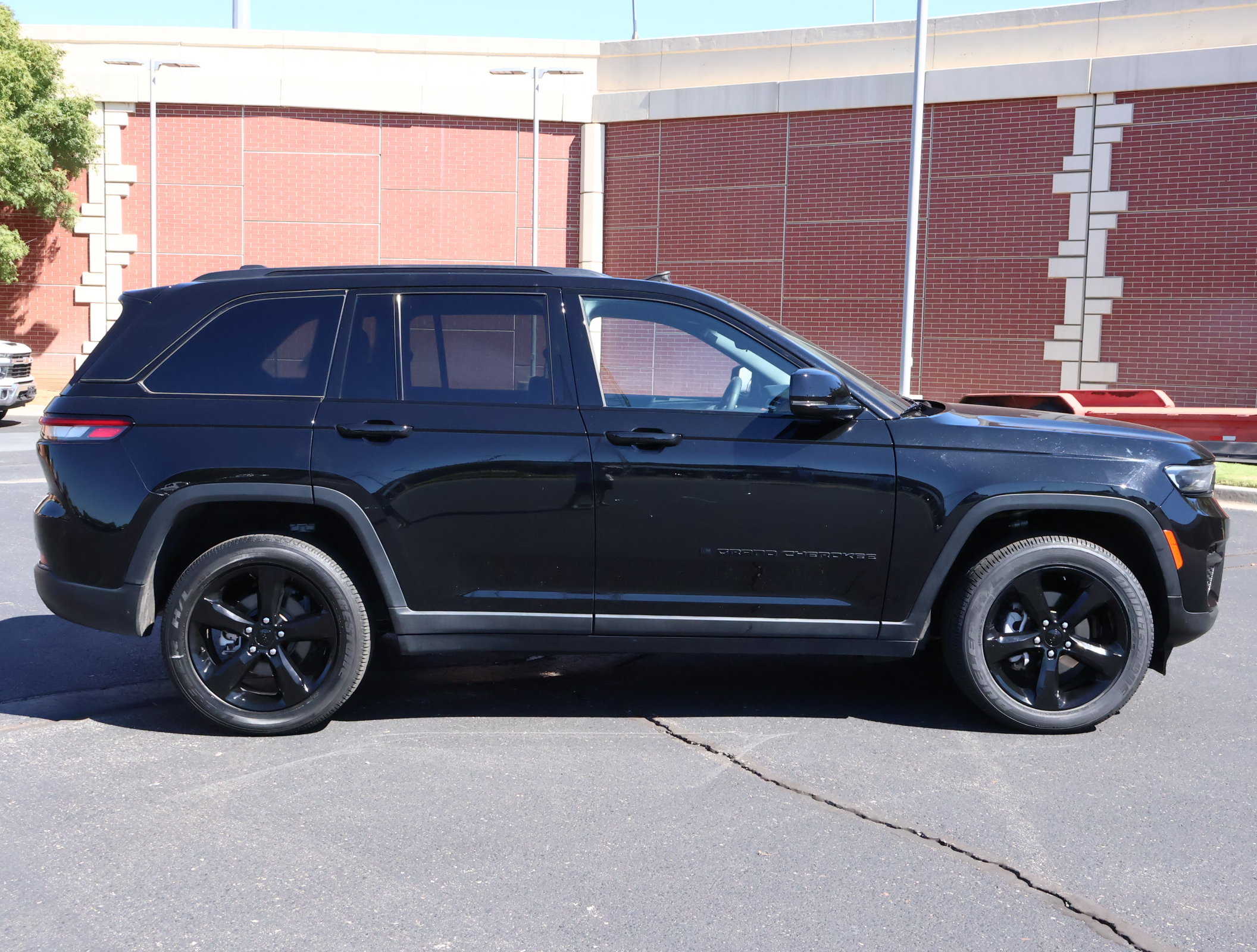 Used 2023 Jeep Grand Cherokee Altitude AWD/4WD image 35