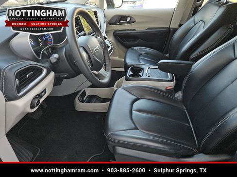 Used 2023 Chrysler Pacifica Touring-L FWD image 21