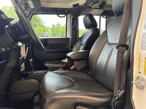 Used 2017 Jeep Wrangler Unlimited Sahara AWD/4WD image 14