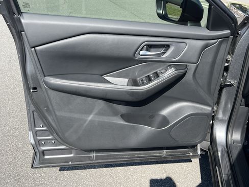 Used 2025 Nissan Rogue SV FWD image 19