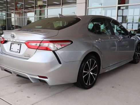 Used 2020 Toyota Camry SE w/ Sunroof Package FWD image 9