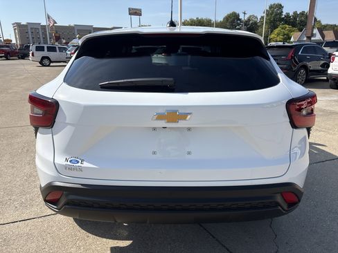 Used 2025 Chevrolet Trax LS w/ LS Convenience Package image 4