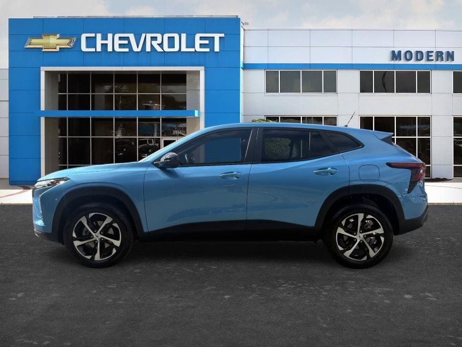 Used 2025 Chevrolet Trax RS FWD image 2
