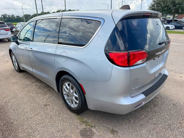 Used 2022 Chrysler Voyager LX FWD image 3