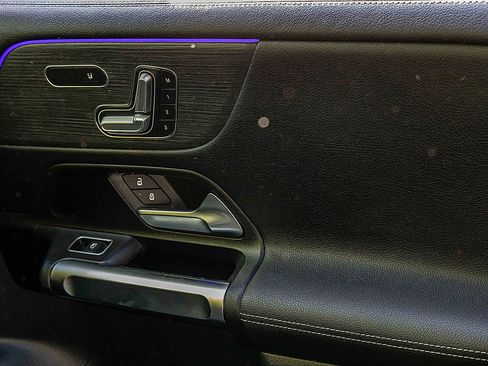 Used 2023 Mercedes-Benz GLB 250 4MATIC image 17