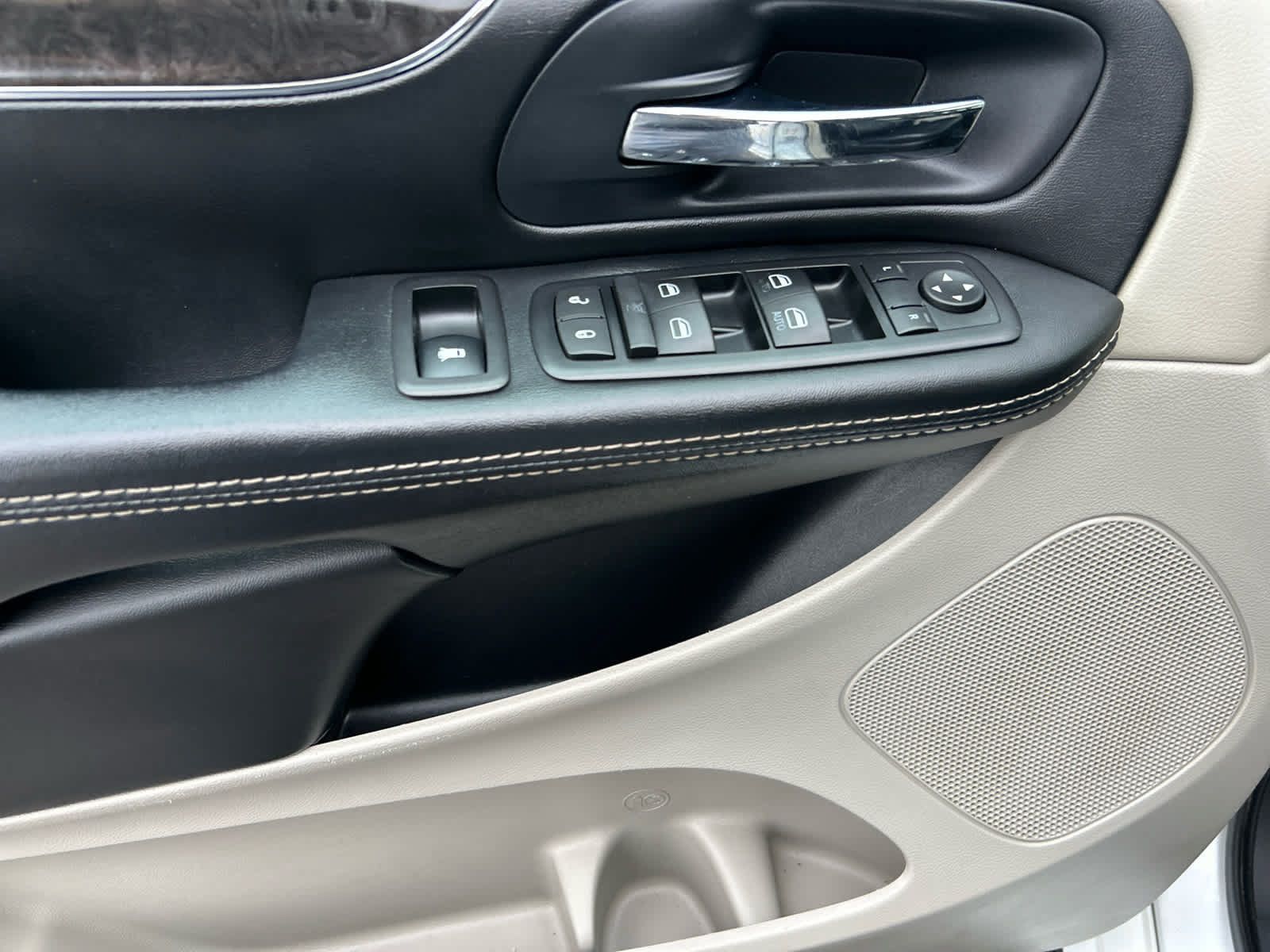 Used 2015 Chrysler Town & Country Touring w/ Driver Convenience Group FWD image 10