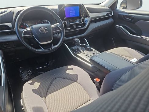 Used 2023 Toyota Highlander LE AWD/4WD image 9