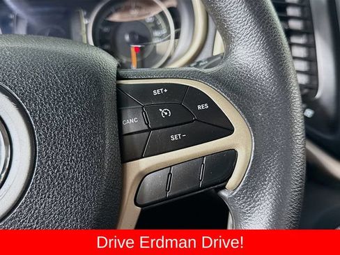 Used 2018 Jeep Cherokee Latitude FWD image 13
