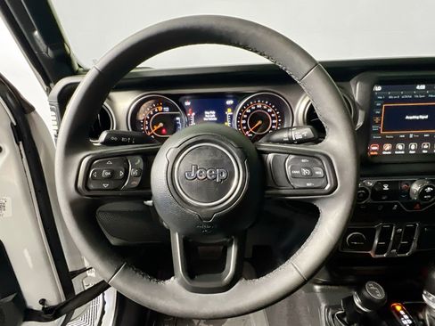 Used 2023 Jeep Gladiator Willys image 17