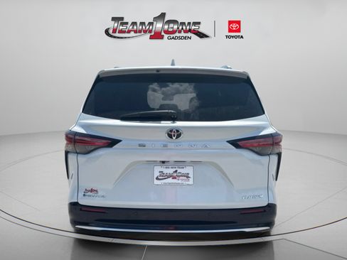 Used 2026 Toyota Sienna Platinum AWD/4WD image 7