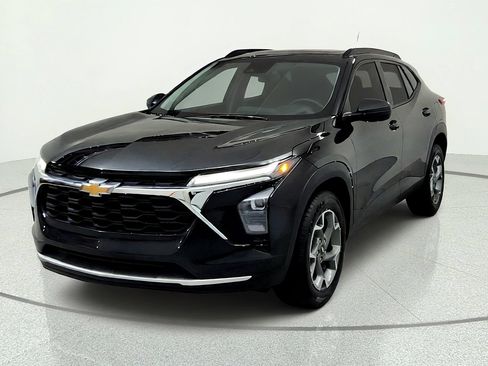 Used 2024 Chevrolet Trax LT w/ Sunroof Package FWD image 8