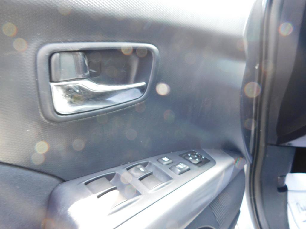 Used 2010 Mitsubishi Outlander SE AWD/4WD image 12