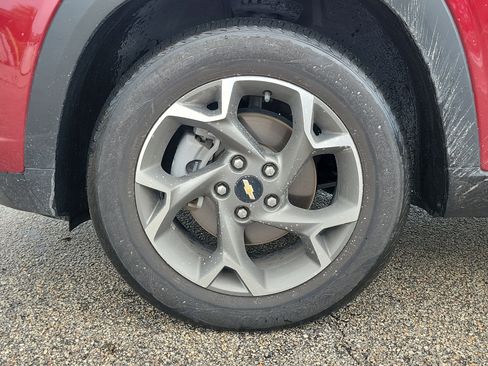 Used 2025 Chevrolet Trax LT FWD image 2