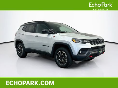 Used 2025 Jeep Compass Trailhawk AWD/4WD image 1
