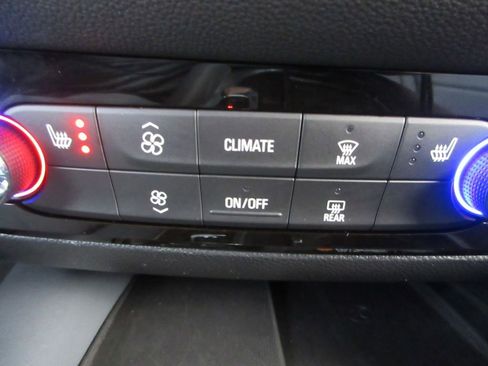 Used 2023 Buick Enclave Essence image 28