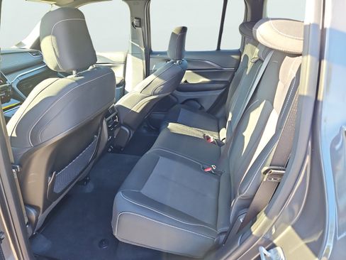 Used 2025 Jeep Grand Cherokee Laredo X image 31