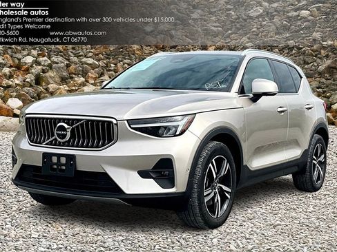 Used 2023 Volvo XC40 B5 Plus image 1