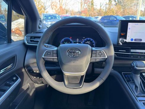 Used 2025 Toyota Sienna XLE Woodland Edition image 20