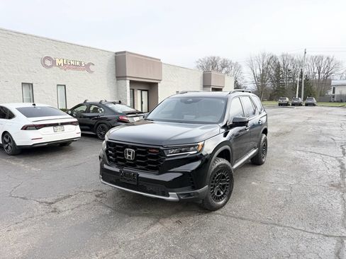 Used 2025 Honda Pilot TrailSport image 3